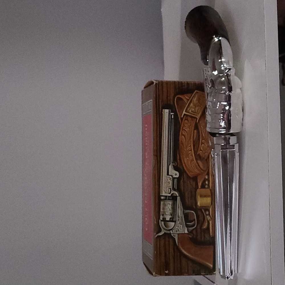 AVON Colt Revolver 1851 Wild Country Aftershave Decanter Empty w/ Original Box!! - Picture 5 of 16